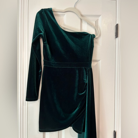 Windsor One Should Velvet Green Junior Dress - Picture 2 of 9